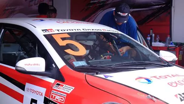 2017 Vios Cup Leg 1 a man checking his racing car
