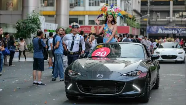 2017 Binibing Pilipinas A beauty contestant in a mazda MX-5 is waving to the crowd at the 2017 Binibing Pilipinas pageant