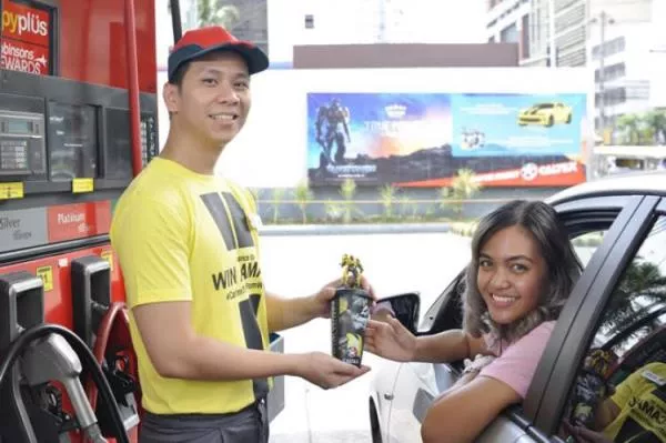 From today until July 31, any purchase of Delo, Havoline or Techron Concentrate Plus promotional packs will include a Transformers:The Last Knight T-shirt, or microfiber towel A Caltex staff awarding a prize to a woman in a car