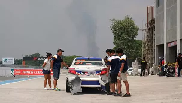 2017 Vios Cup Leg 1 People are checking a clearly broken racing car