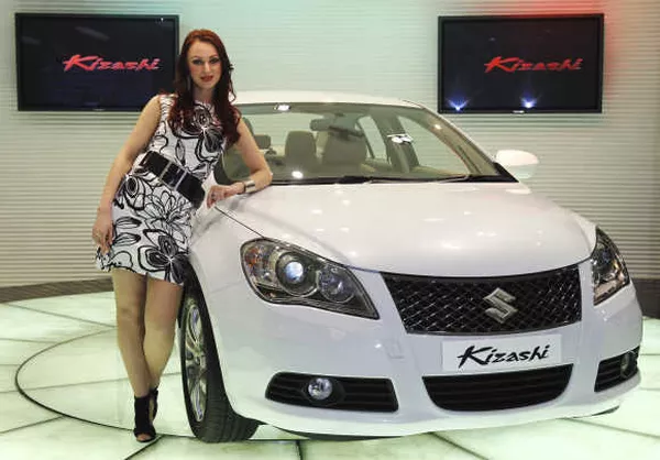 A model posing beside the Suzuki Kizashi