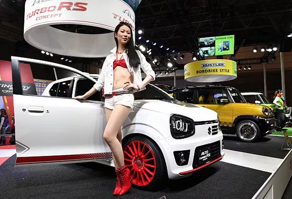 A model posing beside a Suzuki