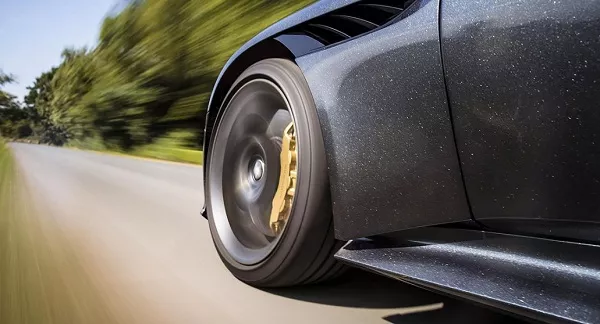 Aston Martin DBS Superleggera 2019_engine 2