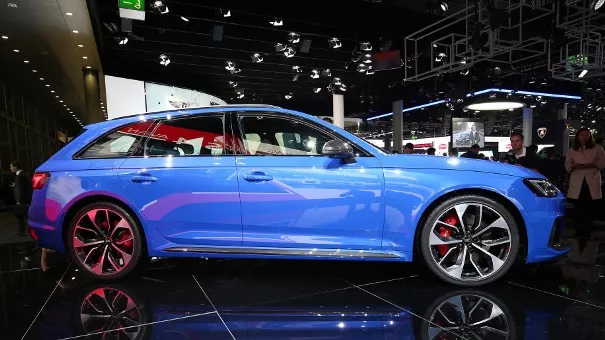 A blue Audi RS4 Avant 2018 side view