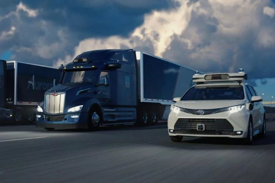 The Aurora Innovation trucks together with their Toyota Sienna A picture of the autonomous driving Aurora Innovation trucks and Toyota Sienna