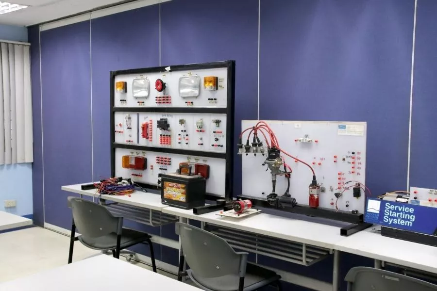 Theoretical and practical courses are part of the program Autohub Institute of Technology