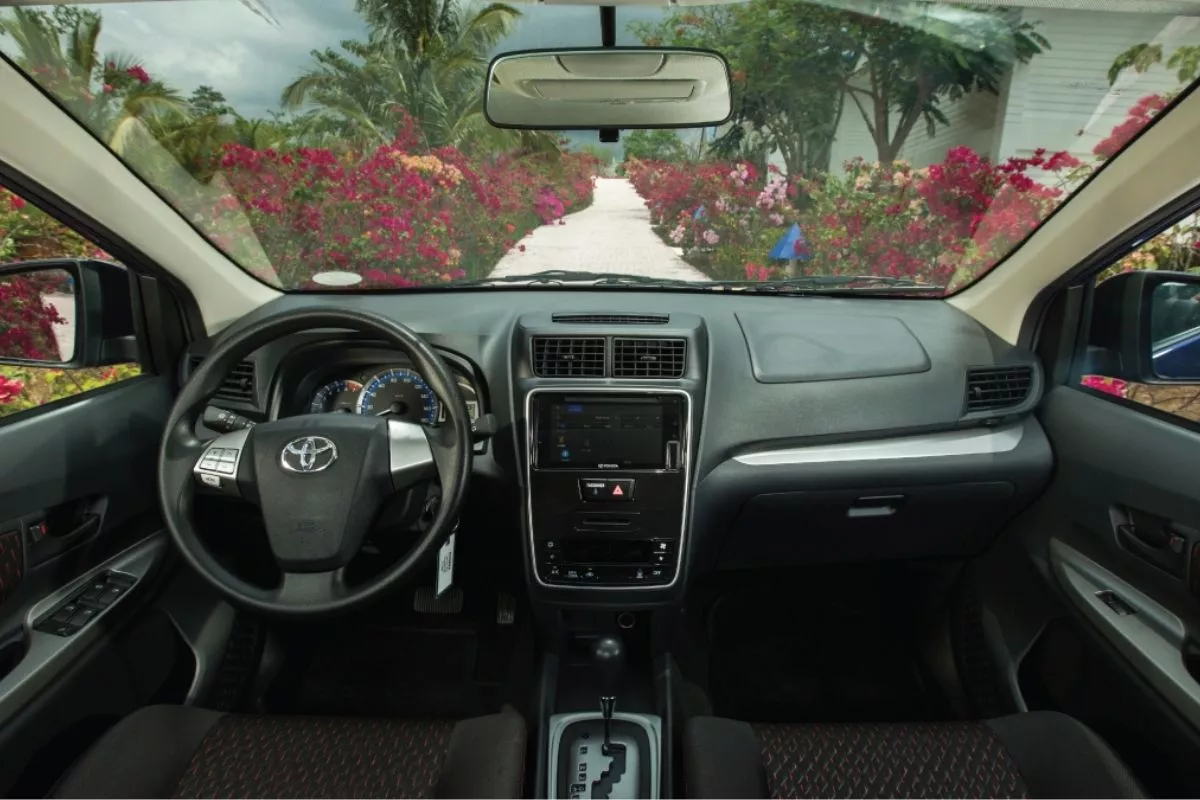 A picture of the dashboard and steering-wheel of the Toyota Avanza