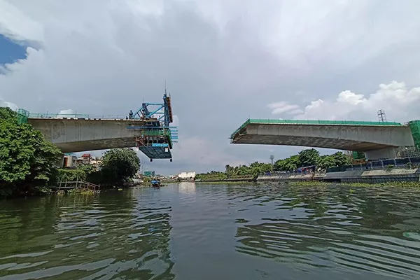 A picture of the BGC-Ortigas bridge taken from a river boat