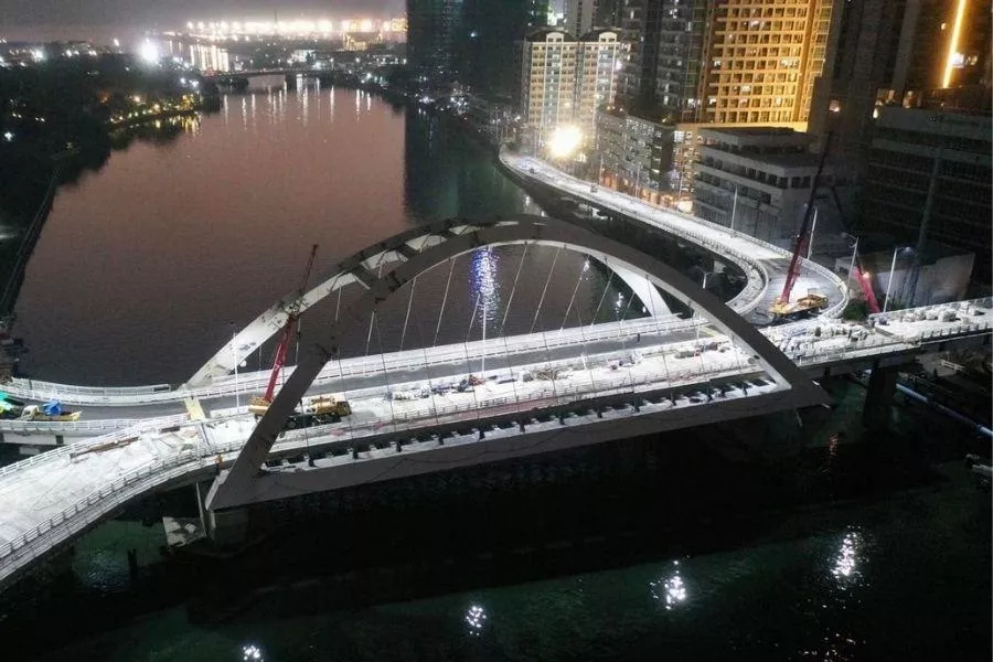 An aerial photo of the Binondo-Intramuros bridge at night.