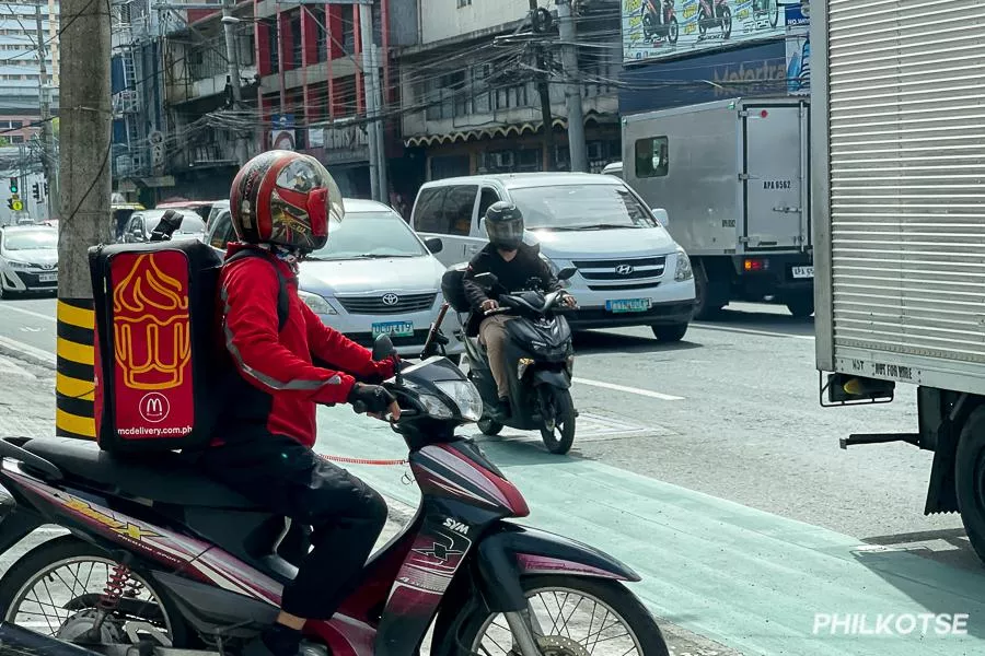 A picture of a motorcycle delivery rider