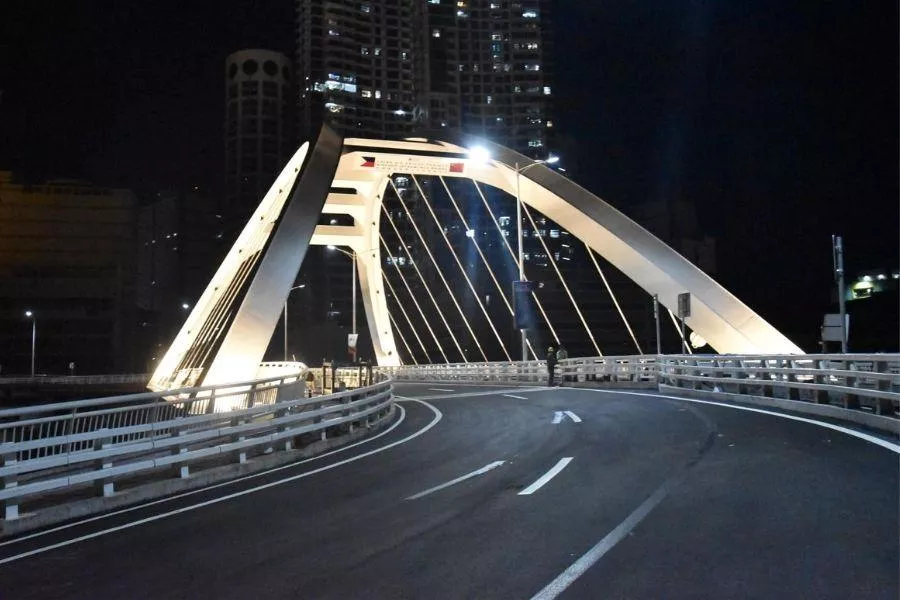 A picture of the Binondo-Intramuros Bridge at night