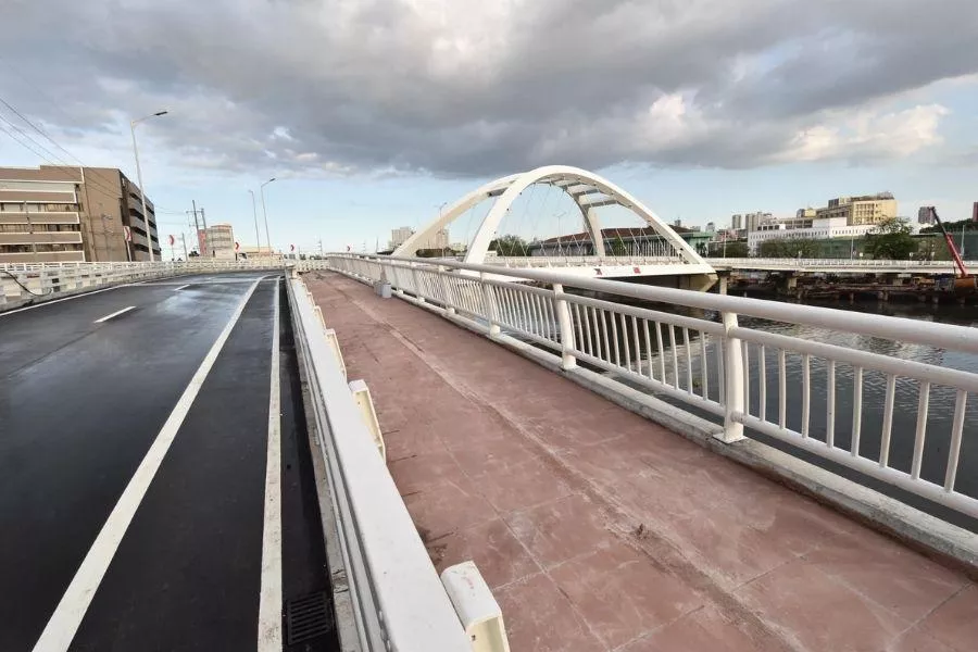 The Binondo-Intramuros bridge at day.