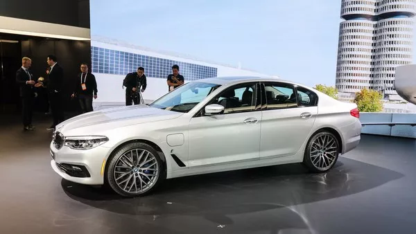 BMW 530e iPerformance 2018 side view