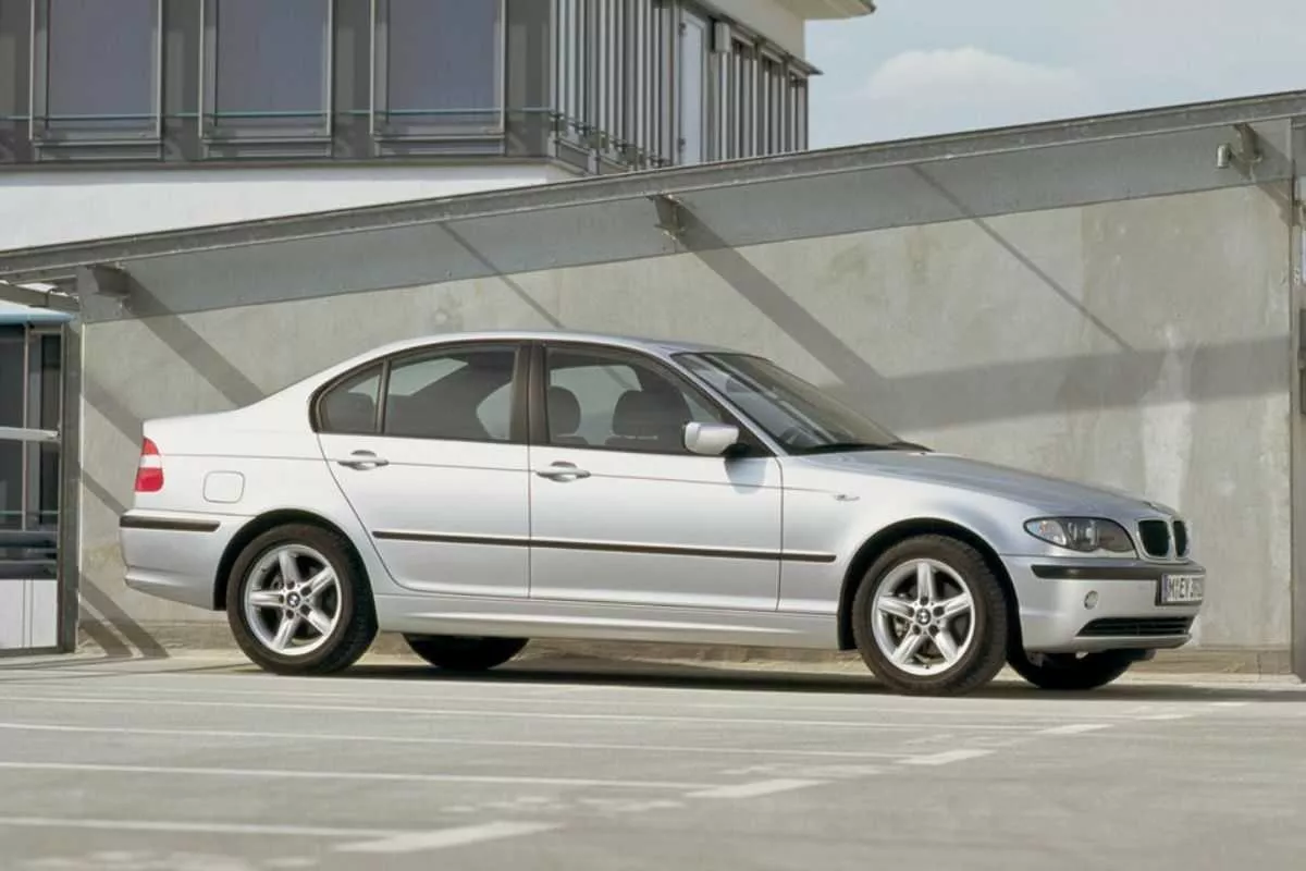 A picture of the side of the BMW 325i