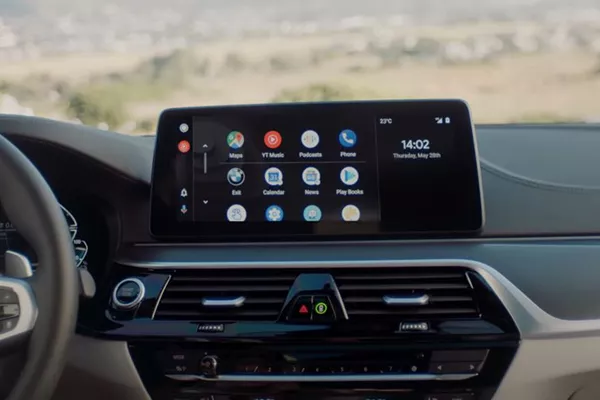 A picture of the BMW touchscreen while using the wireless Android Auto
