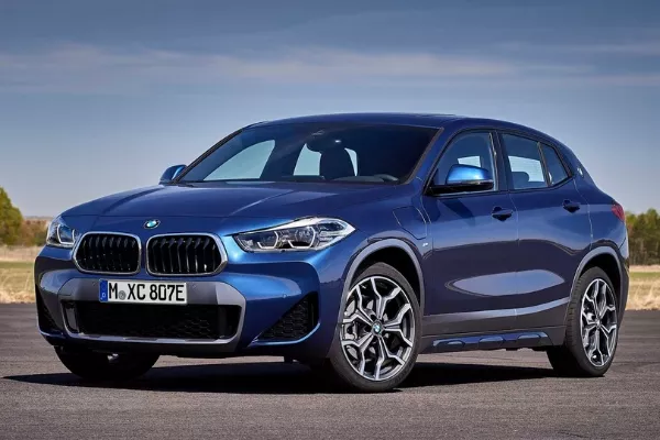 A 2021 BMW X2 xDrive25e