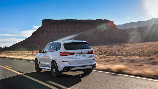 The SUV is now available with 2-section hatch, making loading small kinds of stuff much easier BMW X5 2019 on the road