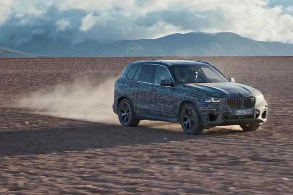 Headlights bear a resemblance of the BMW X3 with slim units The BMW X5 2019 in camo in BMW's teaser