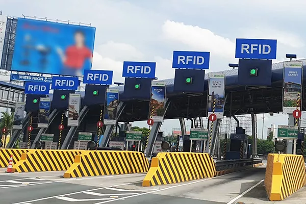 A picture of an RFID only tollbooth plaza.