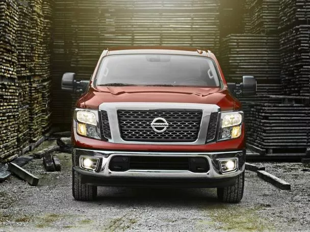 The Titan SV King Cab and Titan S King Cab are also offered in 4×4 Front view of the 2017 Nissan Titan King Cab