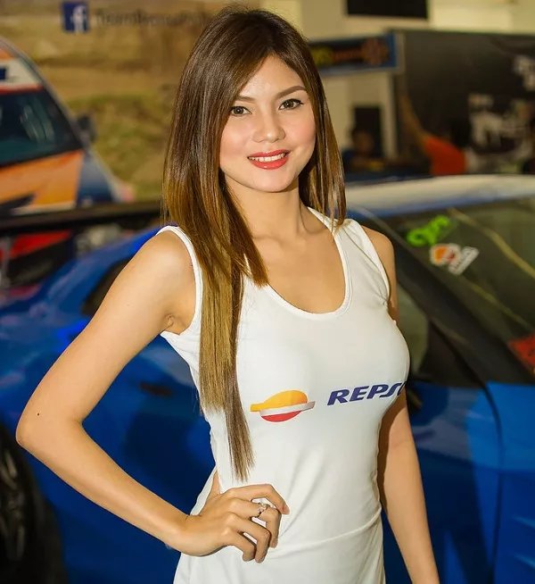 Asia Gomez at a car show