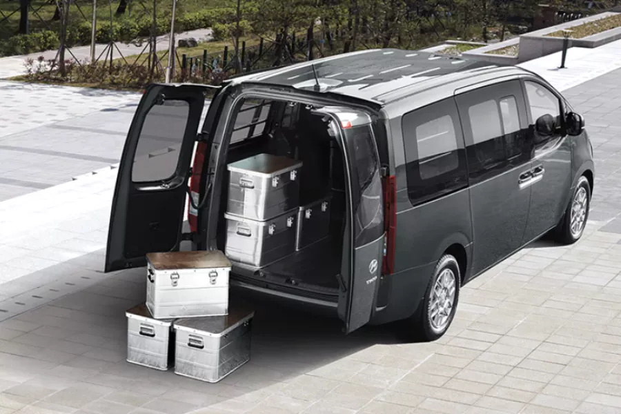 A picture of the Staria Cargo being loaded with luggage