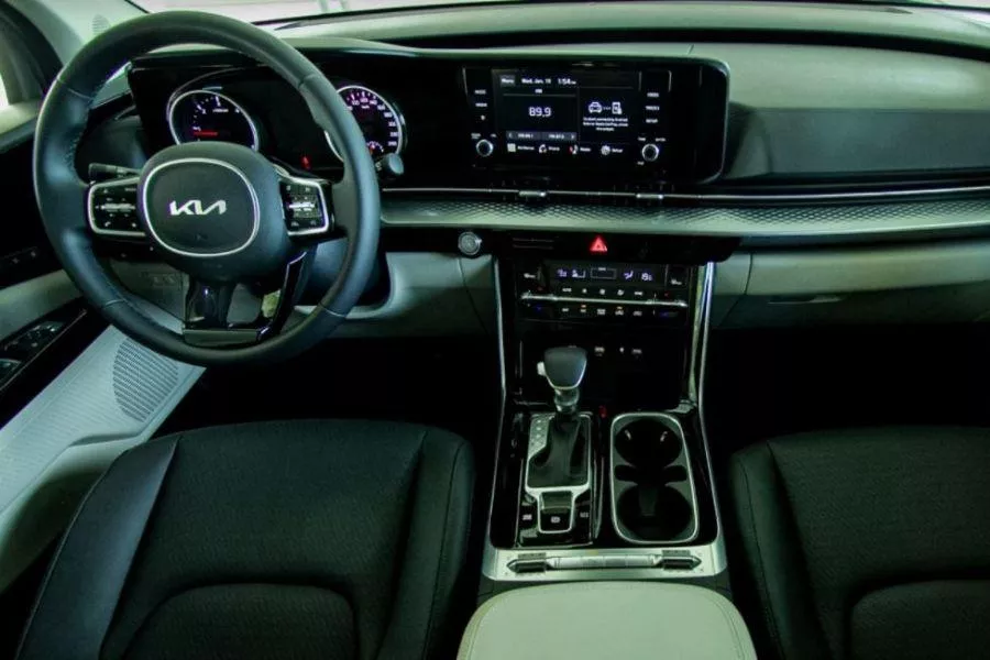 A picture of the Kia Carnival's cockpit