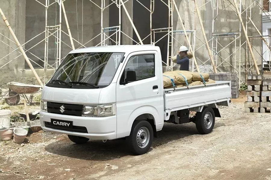 The Suzuki Carry can make for a great logistics solution for small to large businesses A picture of the Suzuki Carry in a construction yard.