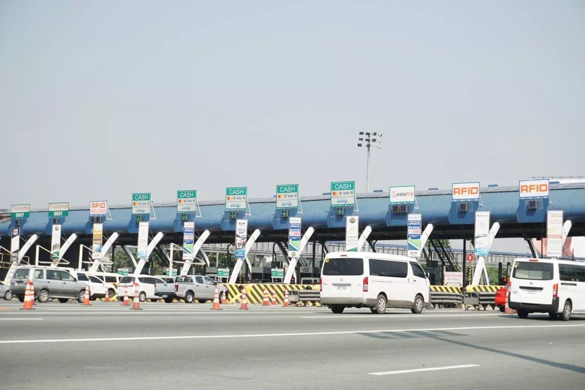 A picture of a toll plaza with cashlanes along with RFID lanes