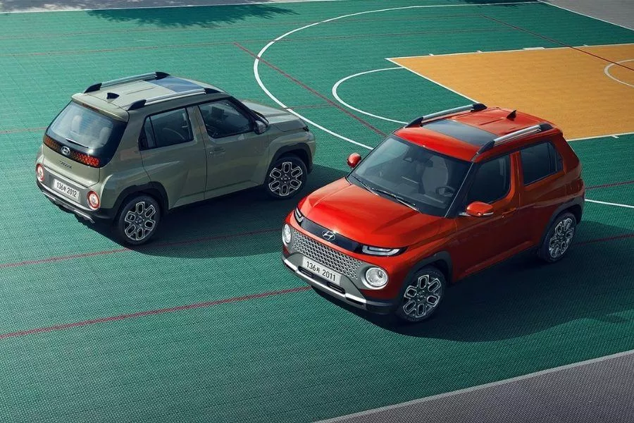A picture of two Hyundai Caspers in different colors