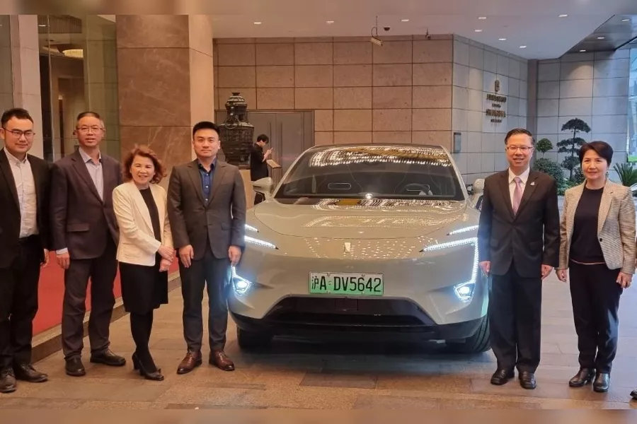 Changan and Thailand Bureau of Investment executives posing with the AVATR E11