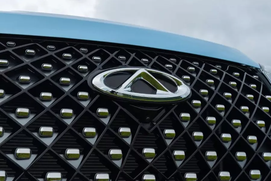 A picture of a Chery model's grille. 