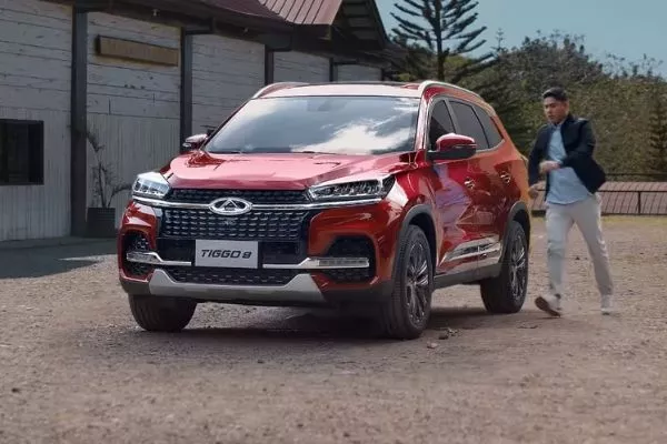 The Chery Tiggo 8 alongside Chery's brand ambassador, Coco Martin