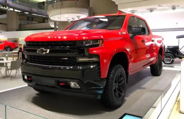 Angular front of the Chevrolet Silverado 2019