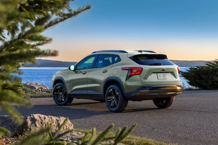 It arrives with a sporty appeal Chevrolet Trax rear view