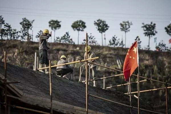 Workers with the Chinese flag