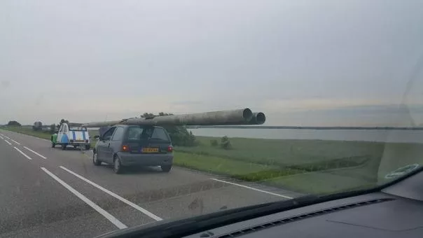 a bi-tone Citroën 2CV towing the Twingo