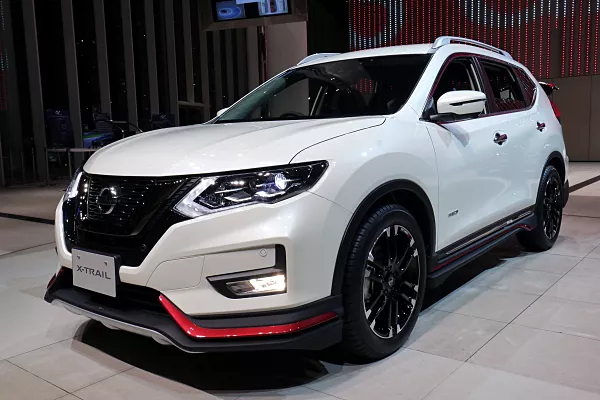 angular front of the Nissan X-Trail