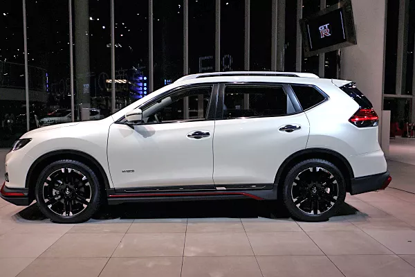 A new set of two-tone wheels completes the Nismo’s aggressive outfit Side view of the Nissan X-Trail