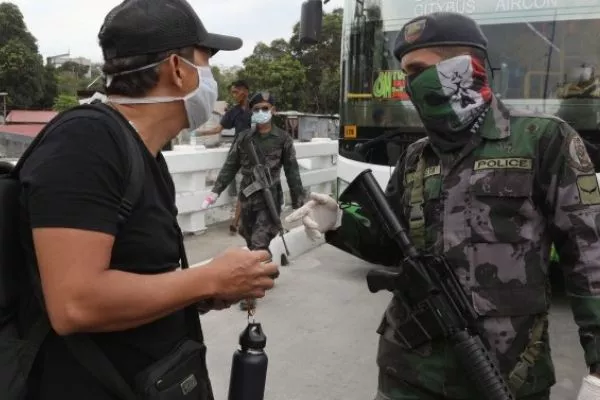A picture of a PNP officer questioning a traveller