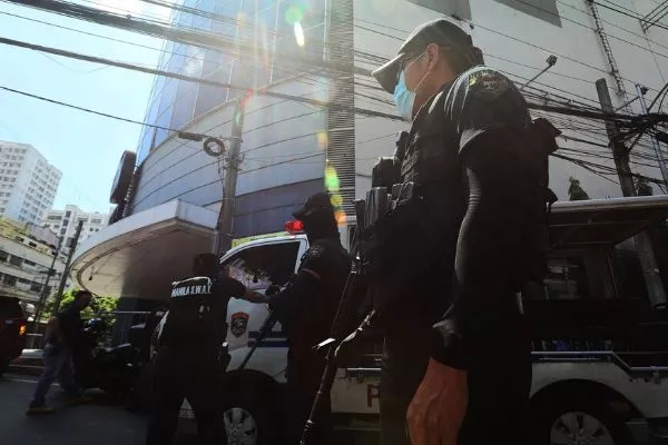 Uniformed personnel will still be a standard fixture in commercial establishments Cops at mall