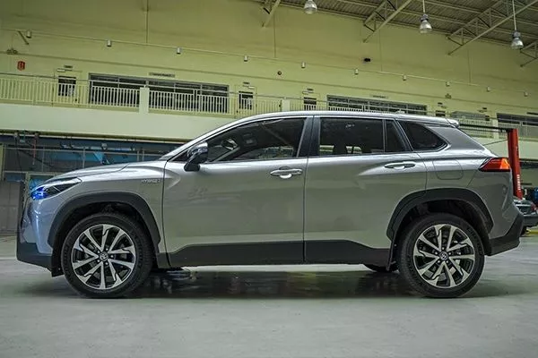 Corolla Cross profile 