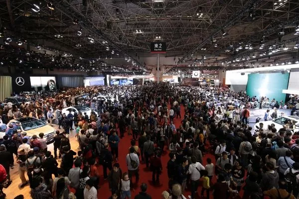 crowd-at-tokyo-motor-show