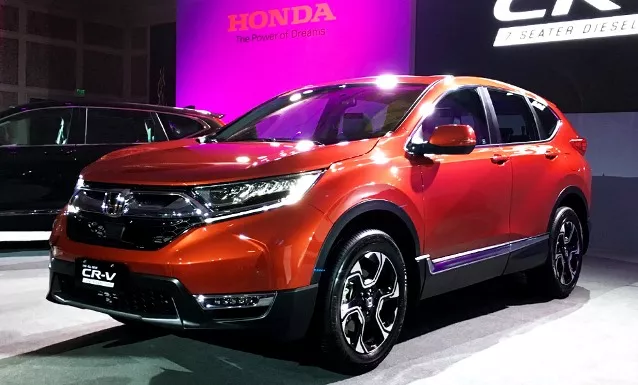 A red Honda CR-V 2018 on display