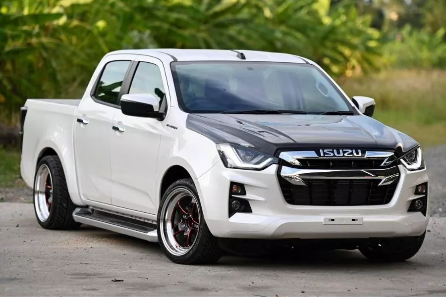 It looks downright awesome right? A picture of a lowered Isuzu D-Max in Thailand