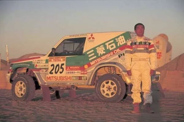 A picture of Shinozuka with the Pajero at the 1997 Dakar.