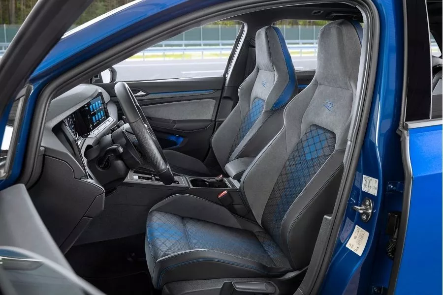 A picture of the front seats of the VW Golf R Wagon