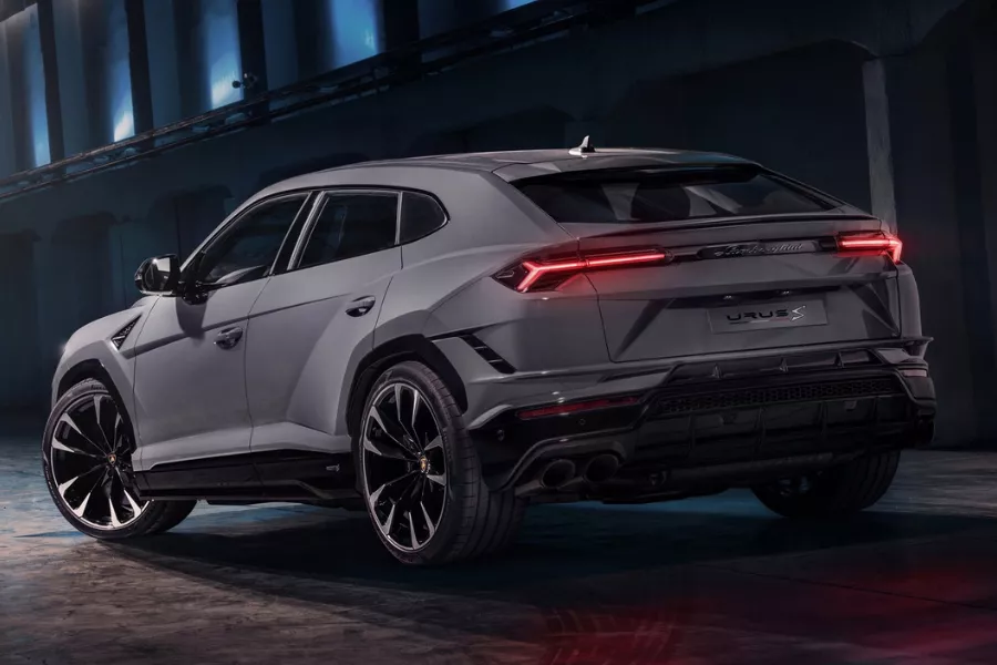 2023 Lamborghini Urus S rear shot