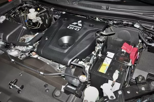 mitsubishi Di-D engine bay