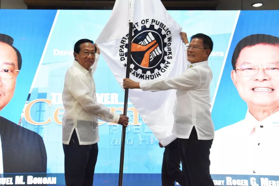 A picture of DPWH Secretary Manuel Bonoan accepting the helm from Roger Mercado.